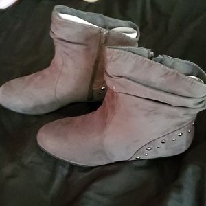 Soho Women's Boots Grey size 11 NWT